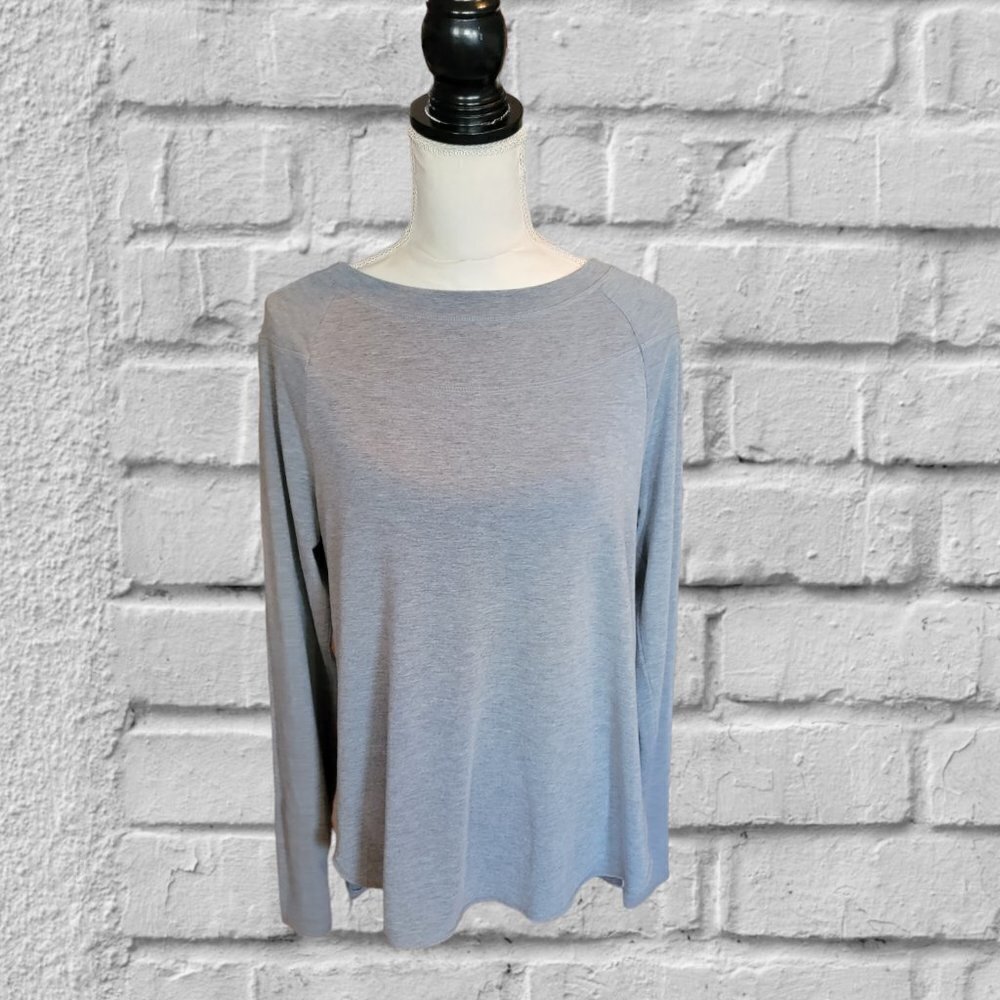 Danskin Now Long Sleeve Gray Top with Cut Out in Back ‎ Size Medium
